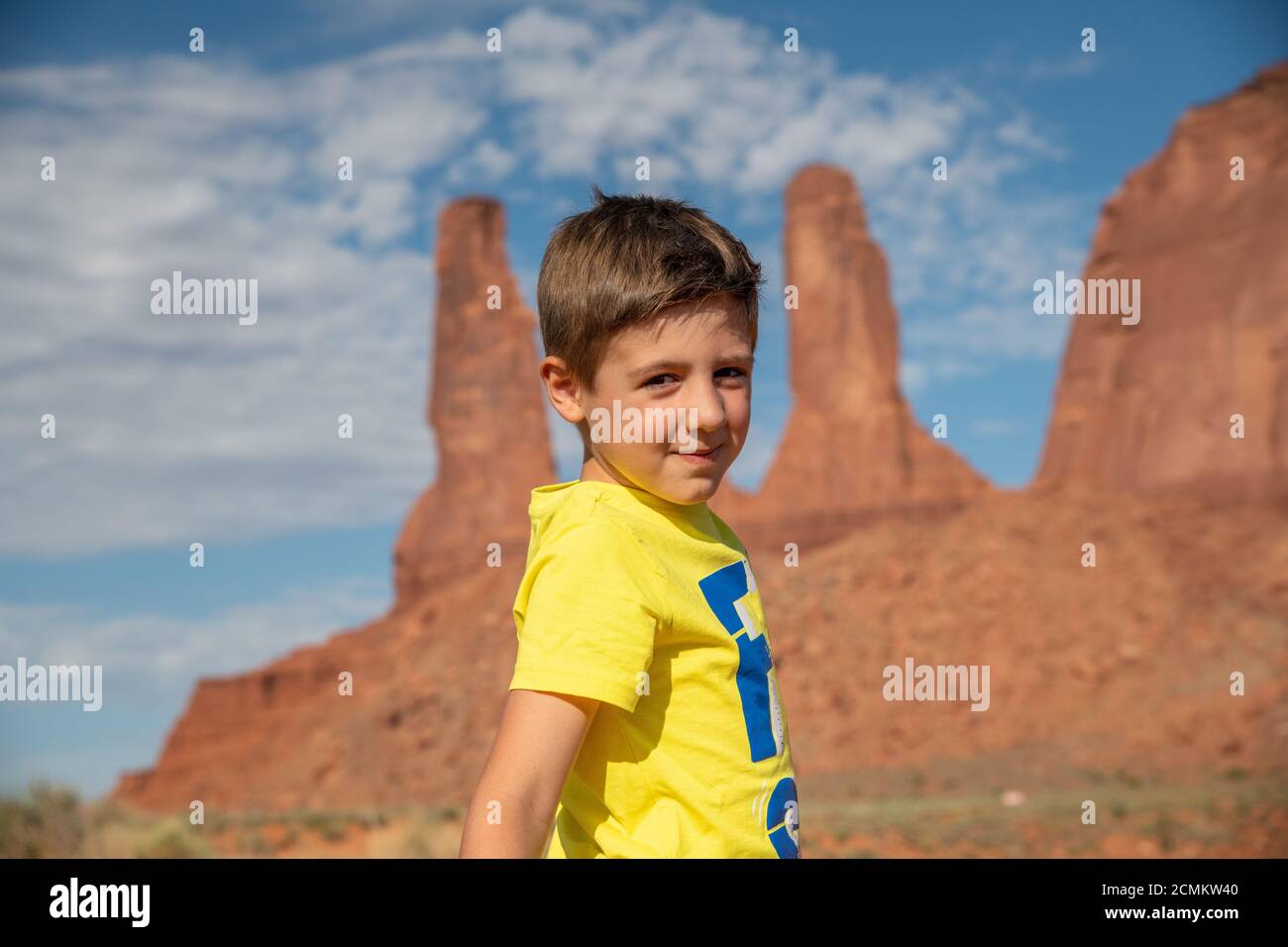 Felice ragazzo che visita Monument Valley. Foto Stock