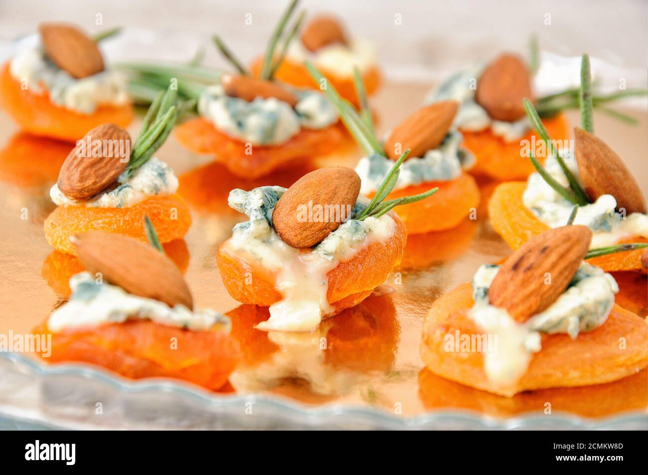 Cocktail di albicocche secche con gorgonzola e mandorle Foto Stock