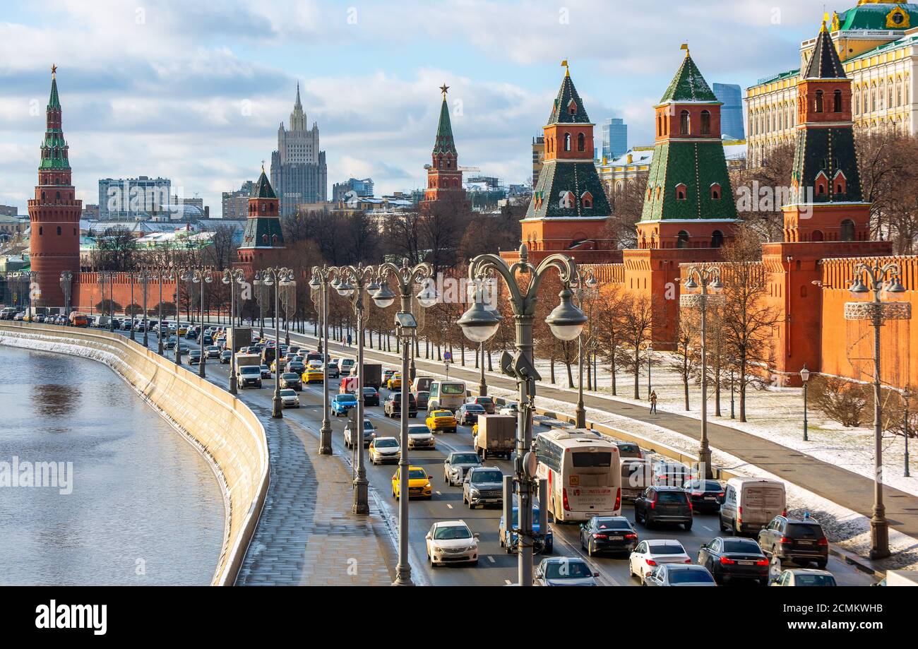 5 febbraio 2020 Mosca, Russia, ingorgo di traffico sull'argine del Cremlino a Mosca. Foto Stock