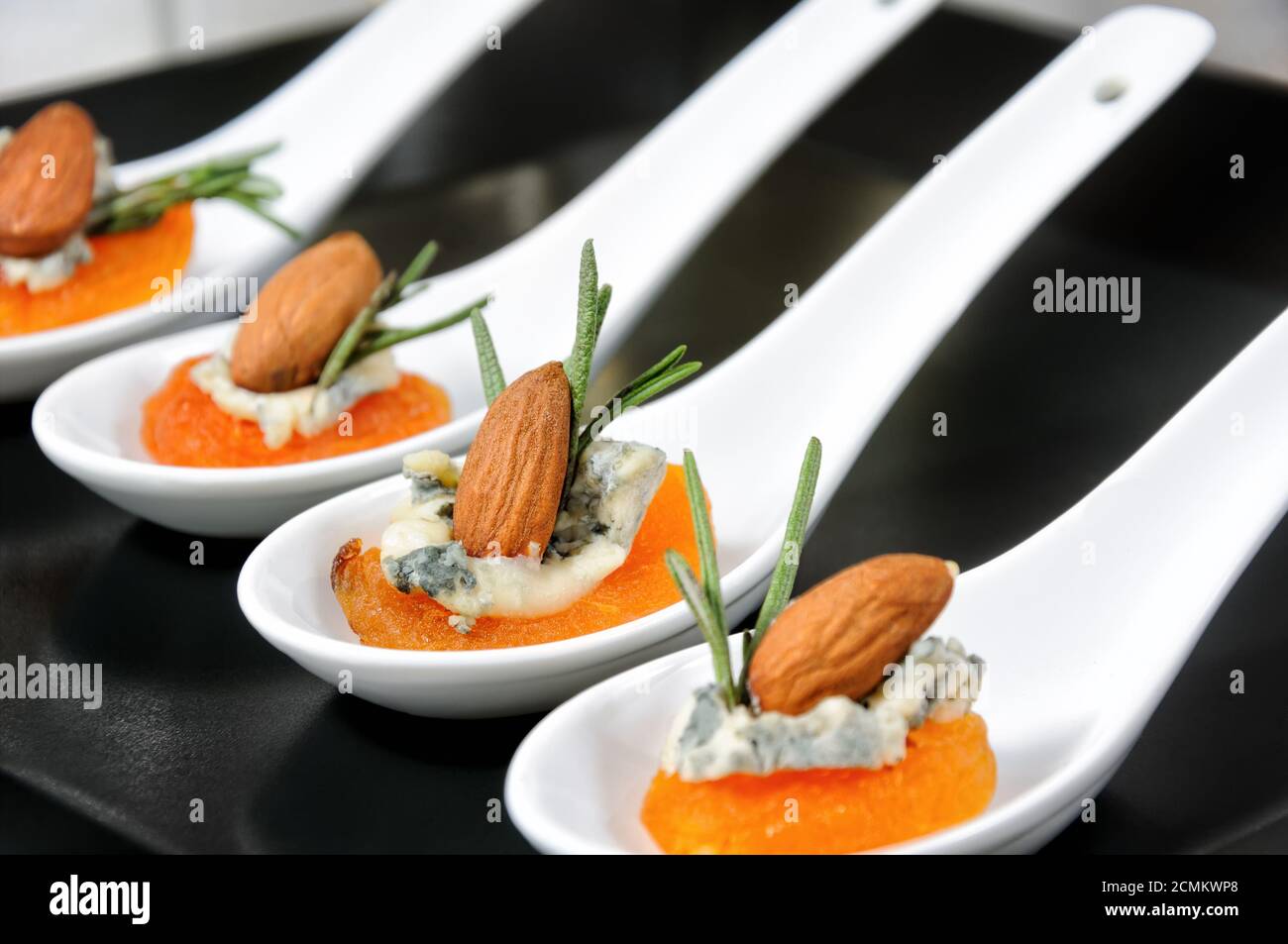 Cocktail di albicocche secche con gorgonzola e mandorle Foto Stock