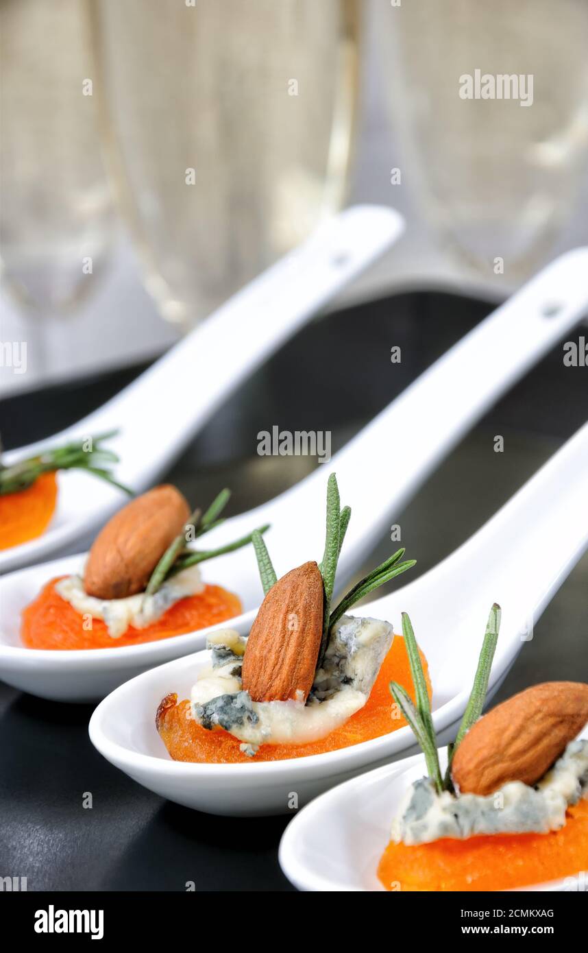 Cocktail di albicocche secche con gorgonzola e mandorle Foto Stock