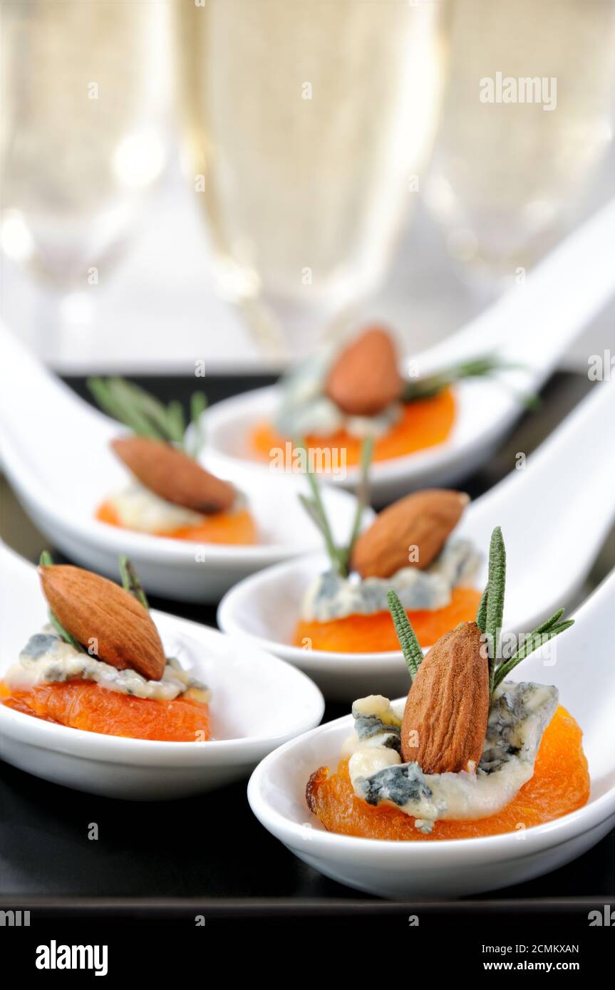 Cocktail di albicocche secche con gorgonzola e mandorle Foto Stock