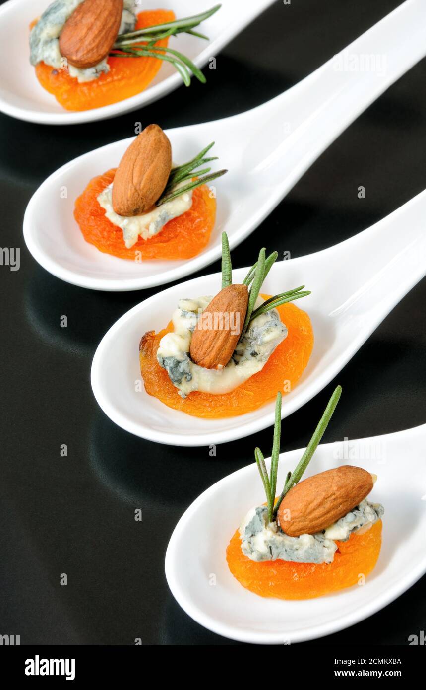 Cocktail di albicocche secche con gorgonzola e mandorle Foto Stock