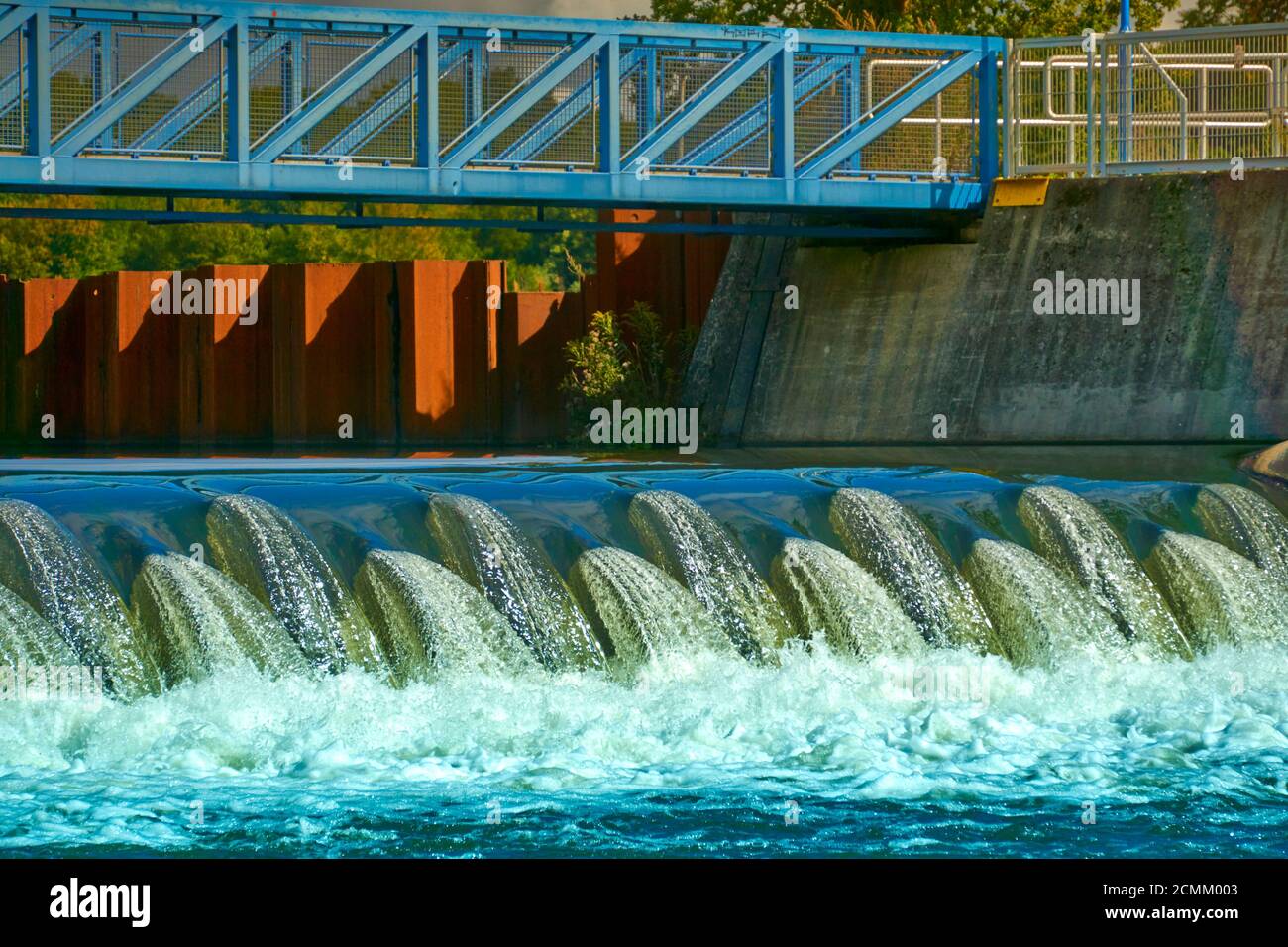 Piccola centrale elettrica nel fiume aller per la produzione di energia elettrica da acqua di fiume senza costruire una diga Foto Stock