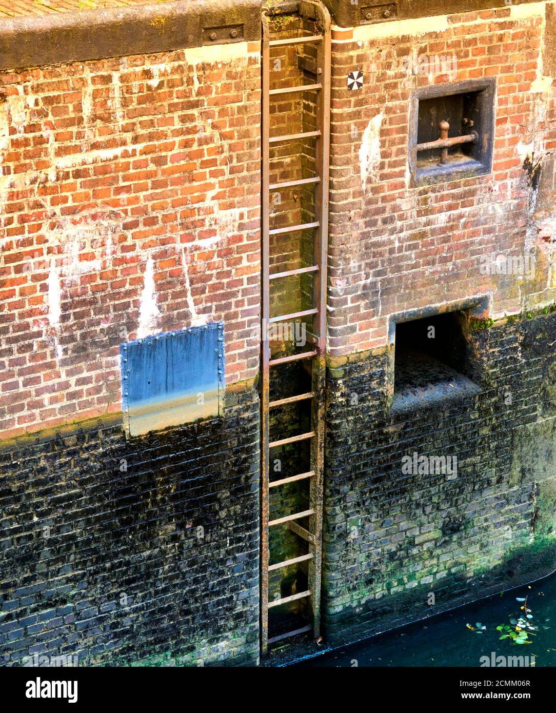 Scala sulla parete interna di una serratura in un fiume, aller vicino celle, Germania Foto Stock