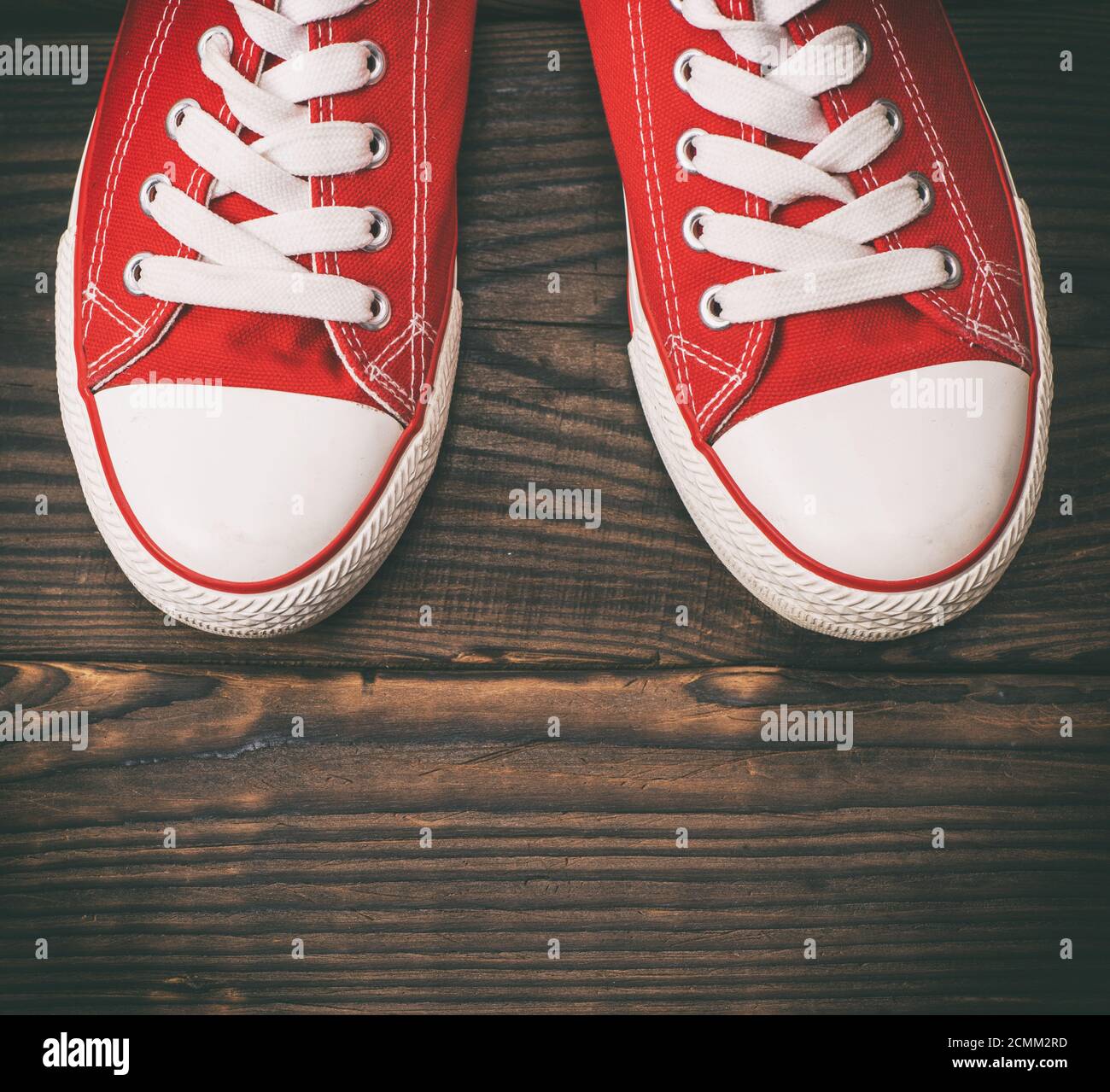 Coppia di tessili rosso sneakers con lacci bianco Foto Stock