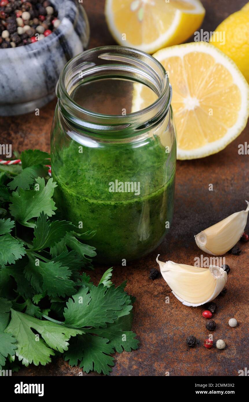 Salsa verde coriandolo, condimento per condimento per insalata Foto Stock