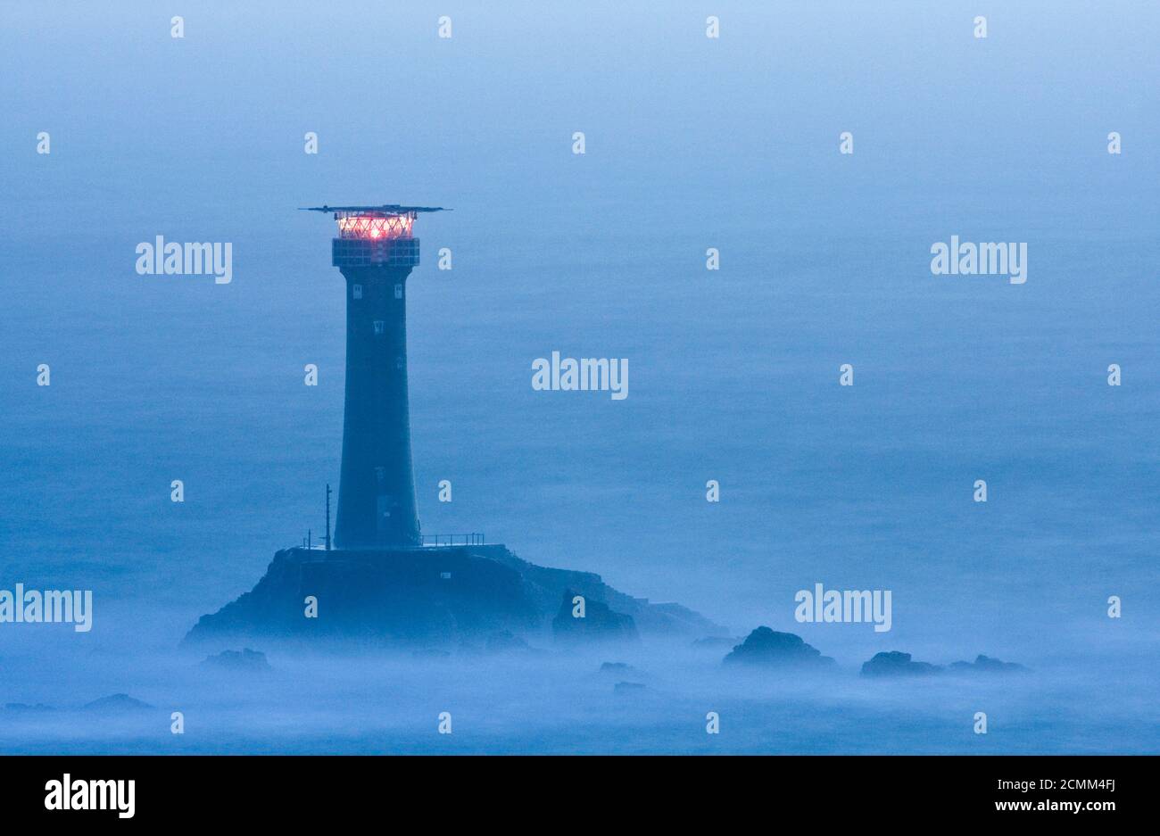 Longships Lighthouse at Dusk, Land's End, Cornovaglia, Inghilterra Foto Stock