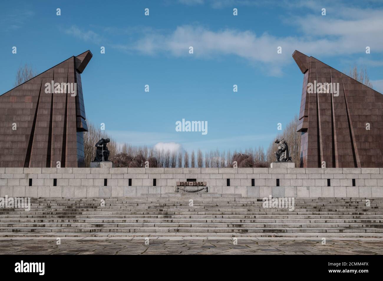 Il Memoriale di guerra sovietico (Sowjetisches Ehrenmal) nel Parco di Treptower, costruito in memoria dei soldati dell'esercito rosso caduti in battaglia durante la seconda guerra mondiale, Berlino Foto Stock