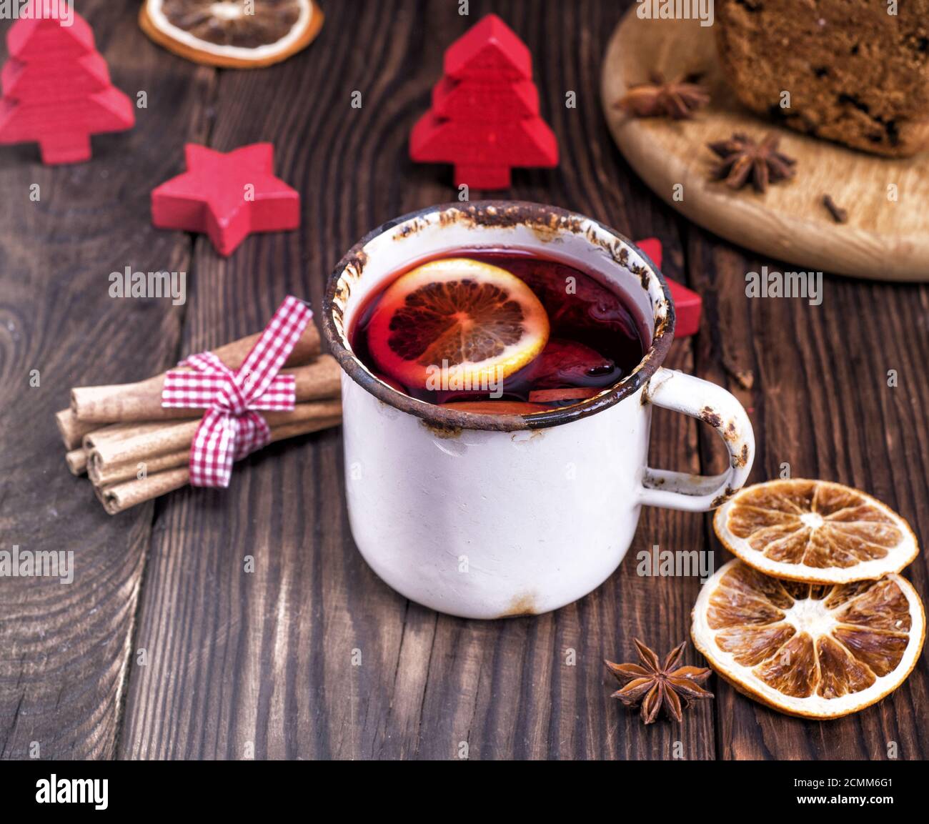 Vin brulé in un ferro bianco mug Foto Stock