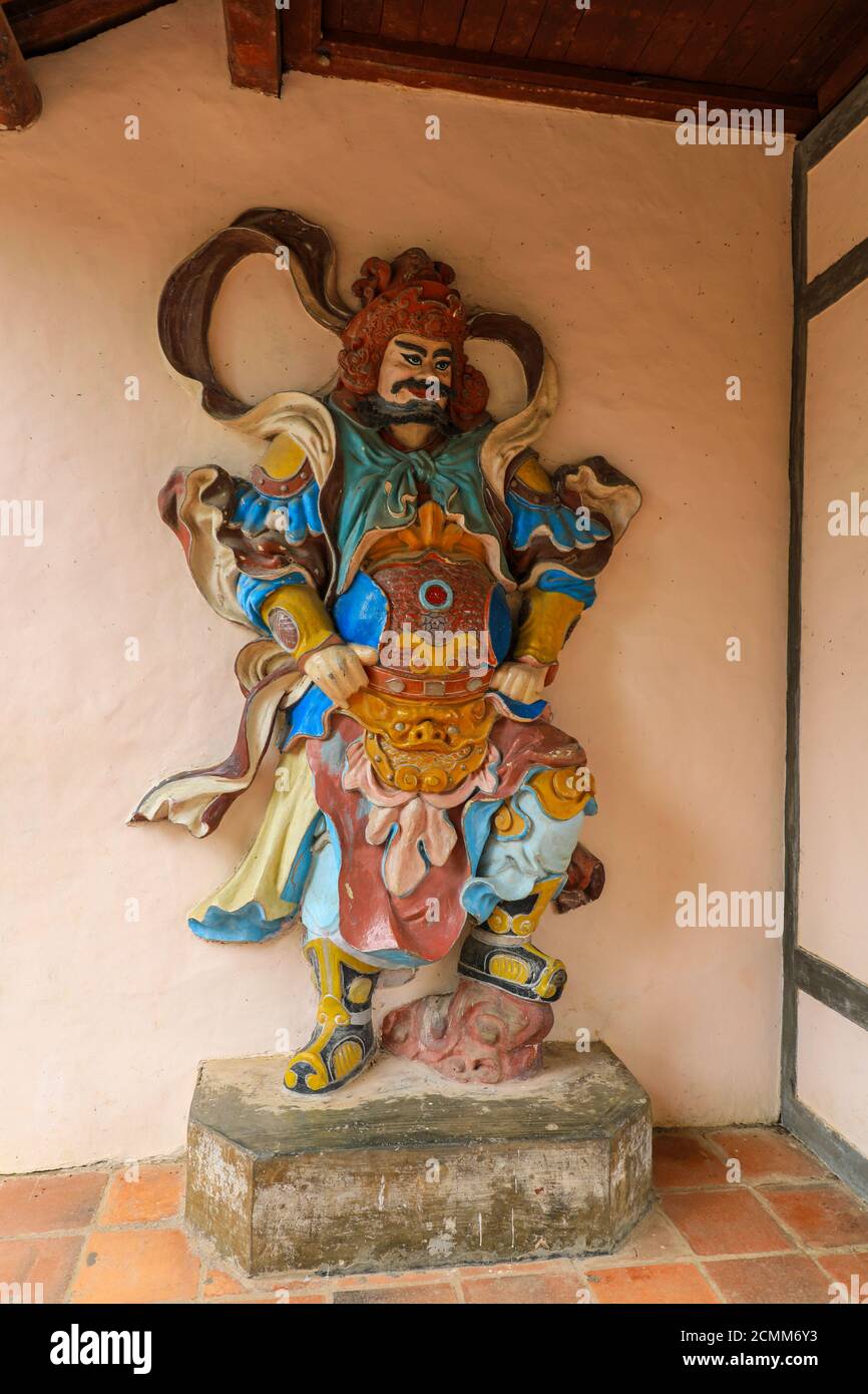 Guerrieri che sorvegliano l'ingresso alla Pagoda della Signora Celestiale o Thien Mu Pagoda, Hue, Vietnam, Indocina, Sud-est asiatico, Asia Foto Stock