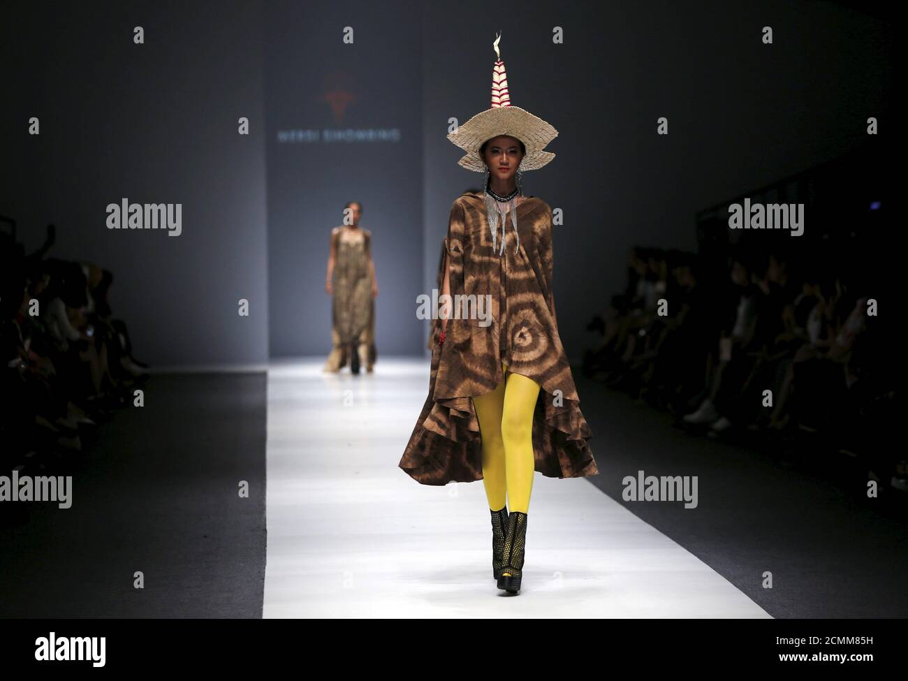 Un modello presenta le creazioni del designer indonesiano Merdi Sihombing alla settimana della moda di Giacarta 2016 a Giacarta, 26 ottobre 2015. REUTERS/Beawiharta Foto Stock
