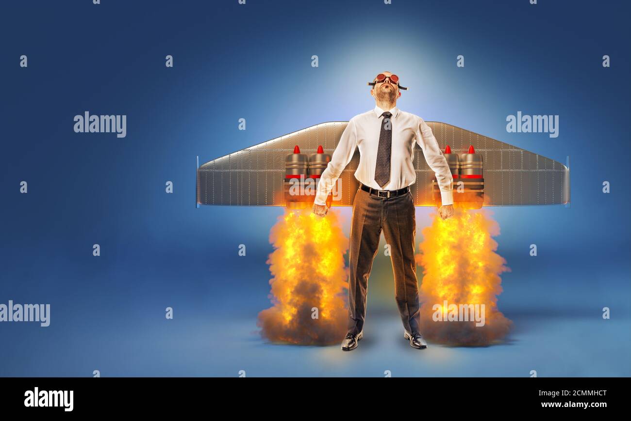 uomo d'affari con ali e fiamme sulla schiena con fiamme e fumo. concetto di aspirazioni e successo. avvio. Foto Stock