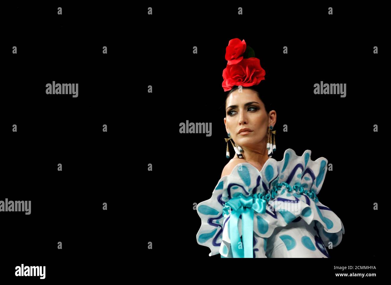 Un modello presenta una creazione di Antonio Gutierrez durante l'International Flamenco Fashion Show (SIMOF) nella capitale andalusa di Siviglia, Spagna 1 febbraio 2020. REUTERS/Marcello del Pozo Foto Stock