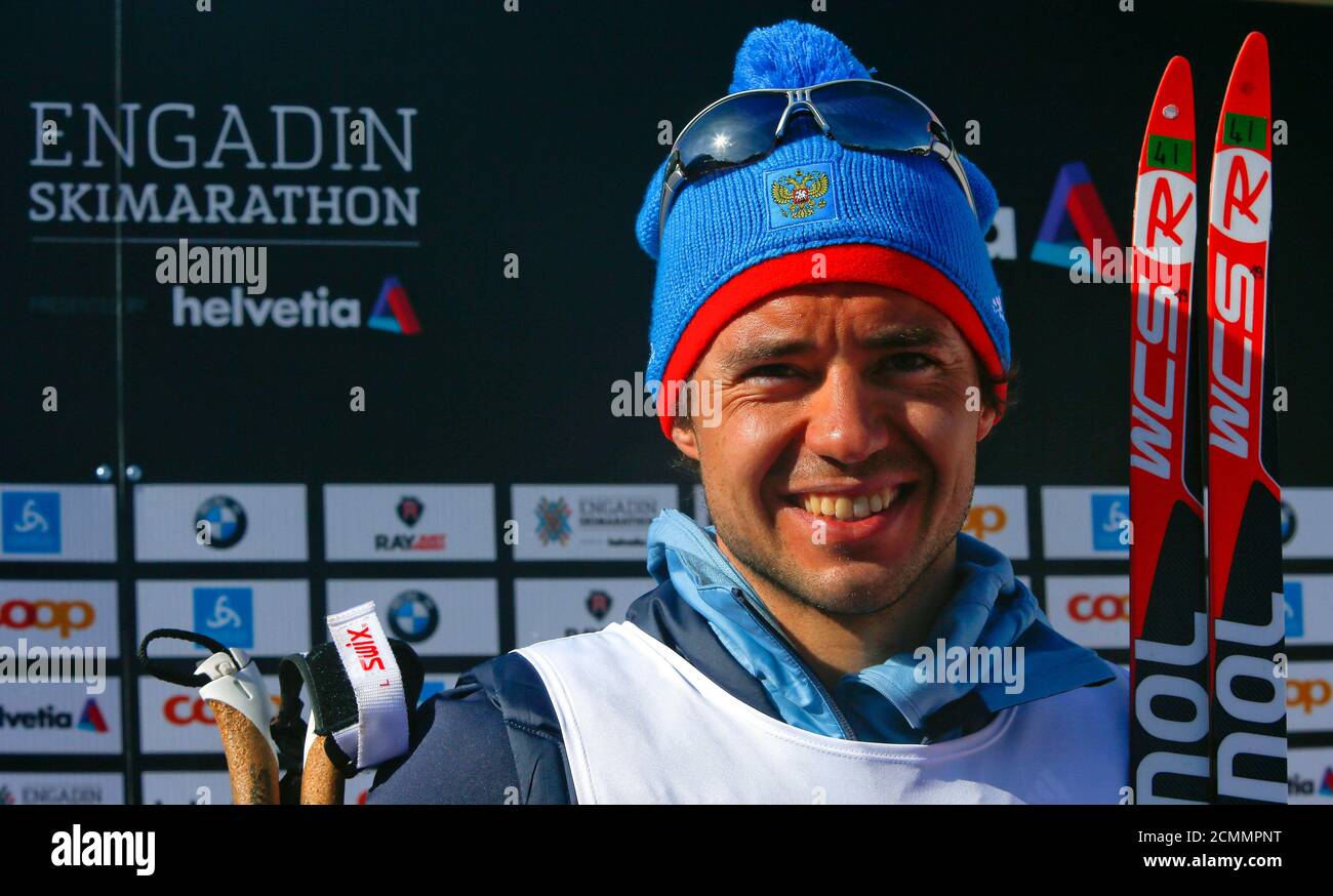 La russa Ilia Chernousov sorride dopo aver vinto la gara maschile della maratona sciistica di Engadin nel villaggio di S-chanf 8 marzo 2015. Secondo gli organizzatori, più di 13,000 sciatori hanno partecipato alla gara di 42 km (26 miglia) tra Maloja e S-chanf vicino alla stazione sciistica svizzera di St. Moritz. REUTERS/Arnd Wiegmann (SVIZZERA - Tags: SCI SPORTIVO) Foto Stock