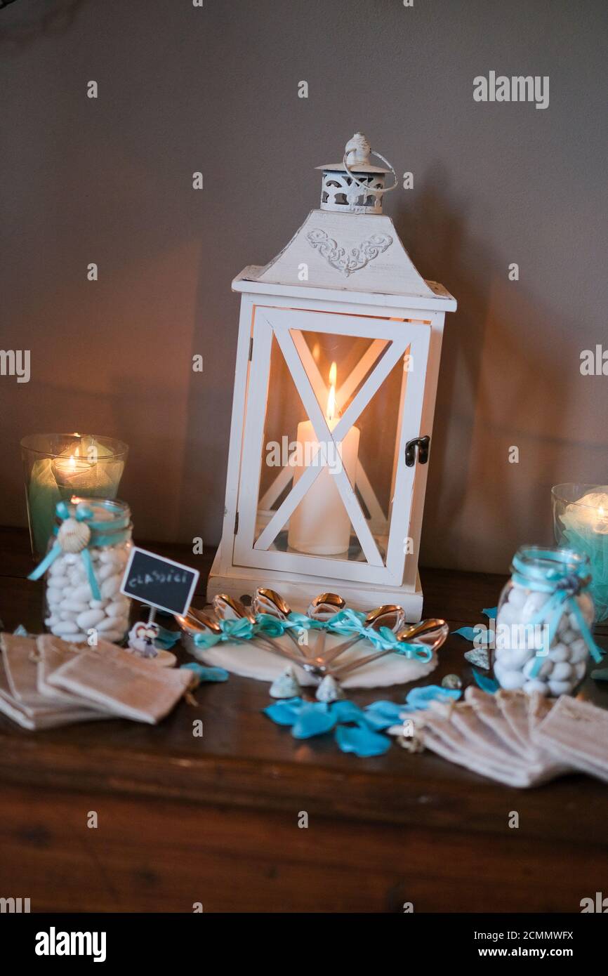 arrangiamento di confetti con confetti e confetti per cerimonia di battesimo di nozze. Foto di alta qualità Foto Stock