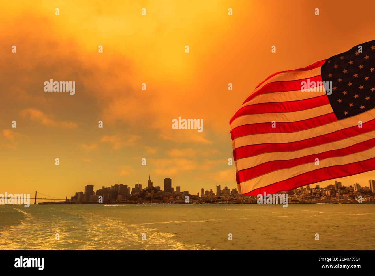 Bandiera americana con paesaggio urbano della Baia di San Francisco. Cielo arancione fumoso per incendi californiani negli Stati Uniti d'America. Composizione. Foto Stock