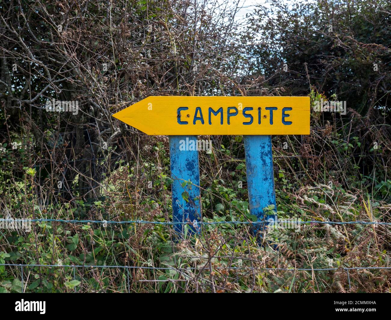 Un cartello che fornisce le indicazioni per il campeggio in un campo Nel Regno Unito Foto Stock