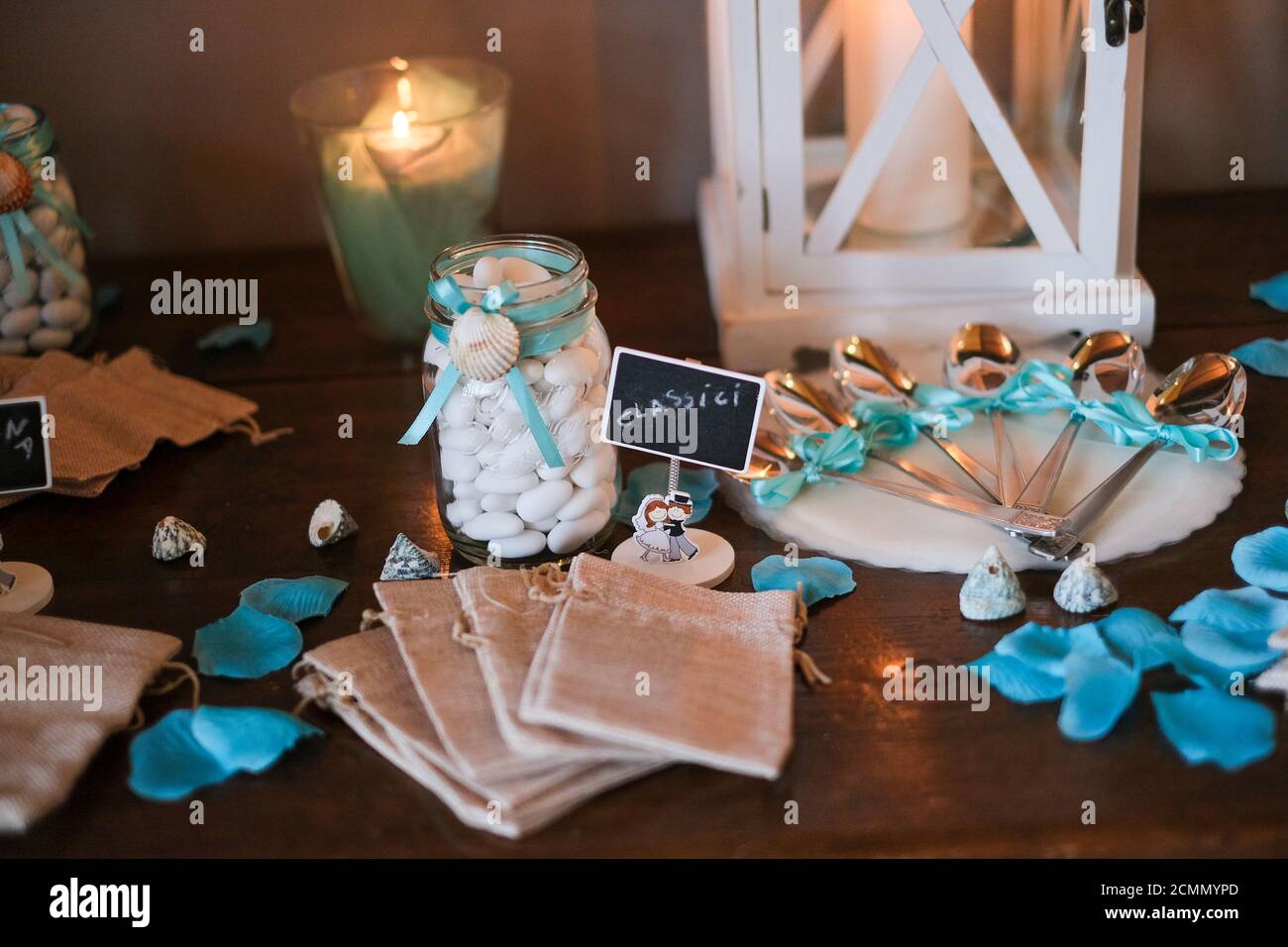 arrangiamento di confetti con confetti e confetti per cerimonia di battesimo di nozze. Foto di alta qualità Foto Stock