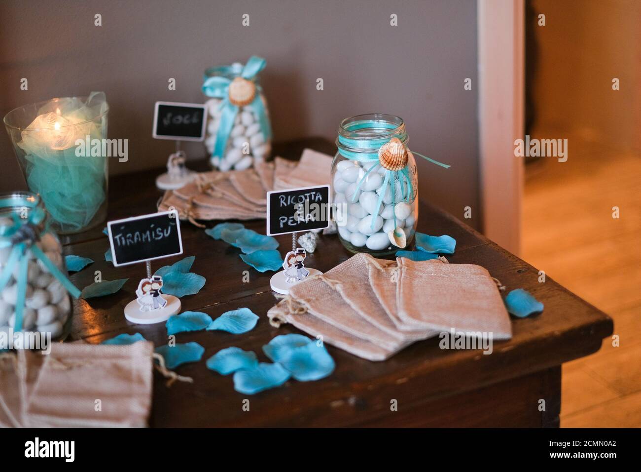 arrangiamento di confetti con confetti e confetti per cerimonia di battesimo di nozze. Foto di alta qualità Foto Stock