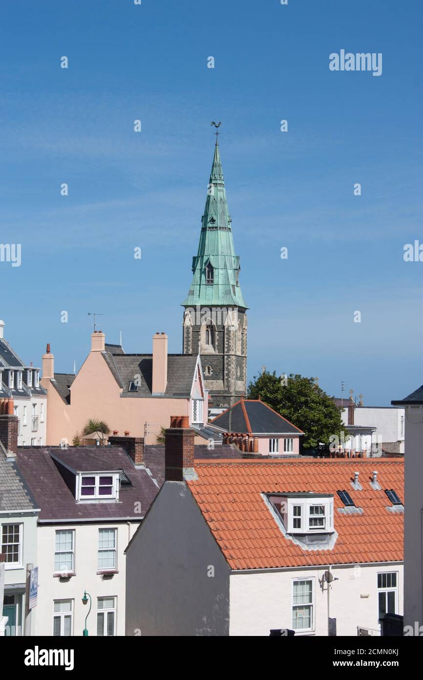 Guernsey. Porto di San Pietro. Vista delle case e della chiesa cattolica di San Giuseppe e Santa Maria. Foto Stock