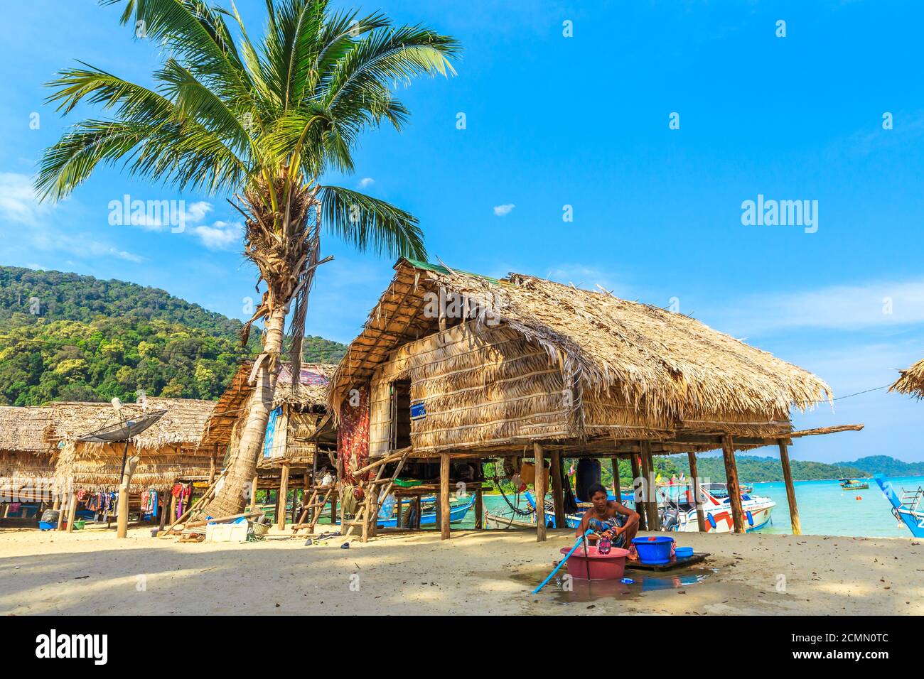 Surin Islands, Phang-Nga, Thailandia - 3 gennaio 2016: Donna tailandese lavaggio abiti nel villaggio di Moken del Mar Tailandese Zingari. Villaggio di pescatori Ko Surin Foto Stock