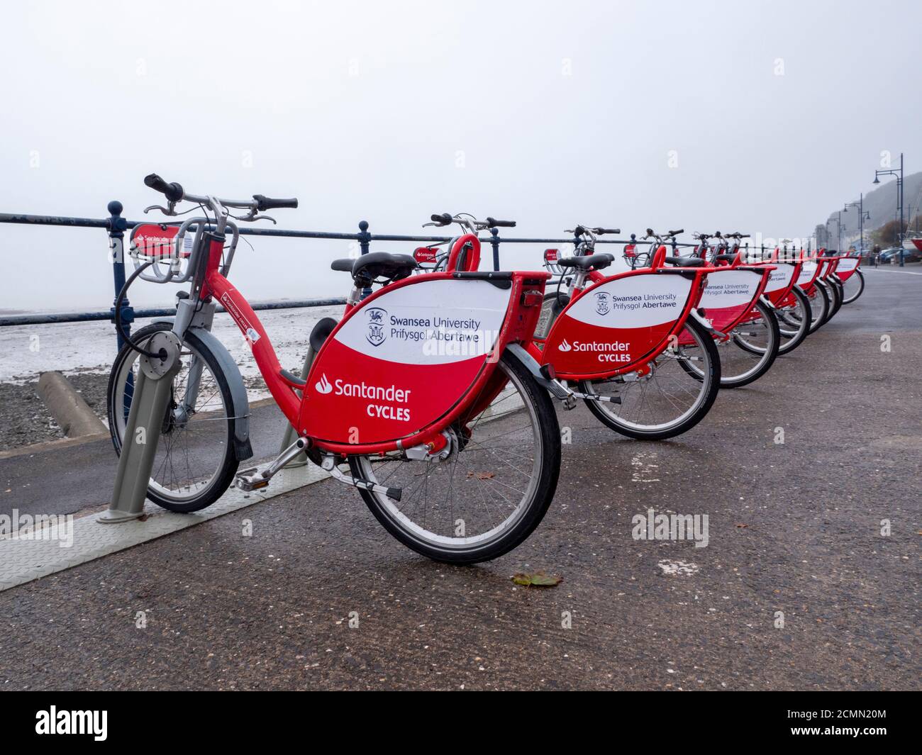 Santander noleggia biciclette o biciclette parcheggiate nella Swansea Mumbles Galles Regno Unito Foto Stock