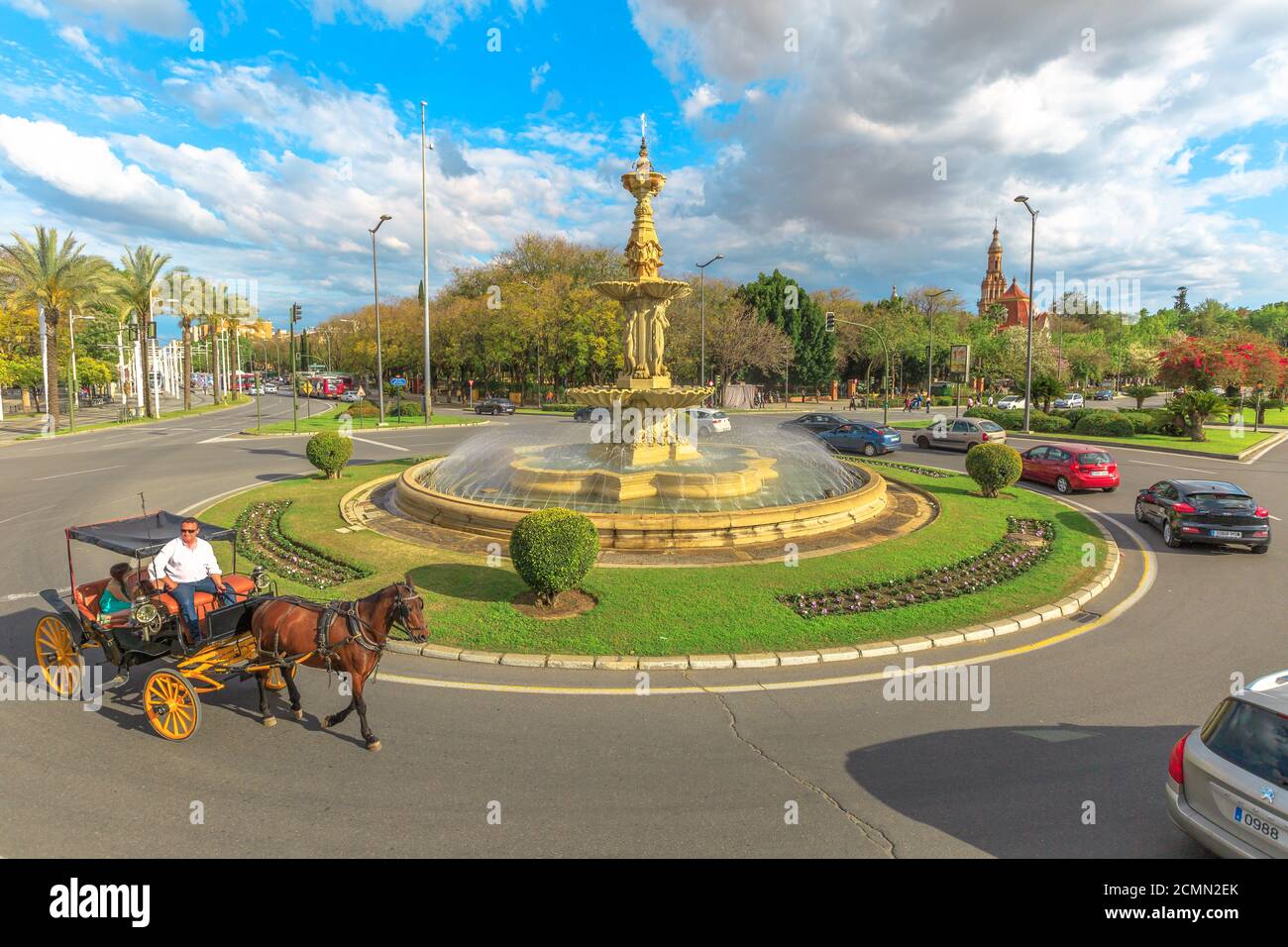 Siviglia, Andalusia, Spagna - 19 aprile 2016: Giro turistico della città in carrozza a cavallo intorno alla fontana in Plaza Don Juan de Austria. Paesaggio urbano da Foto Stock