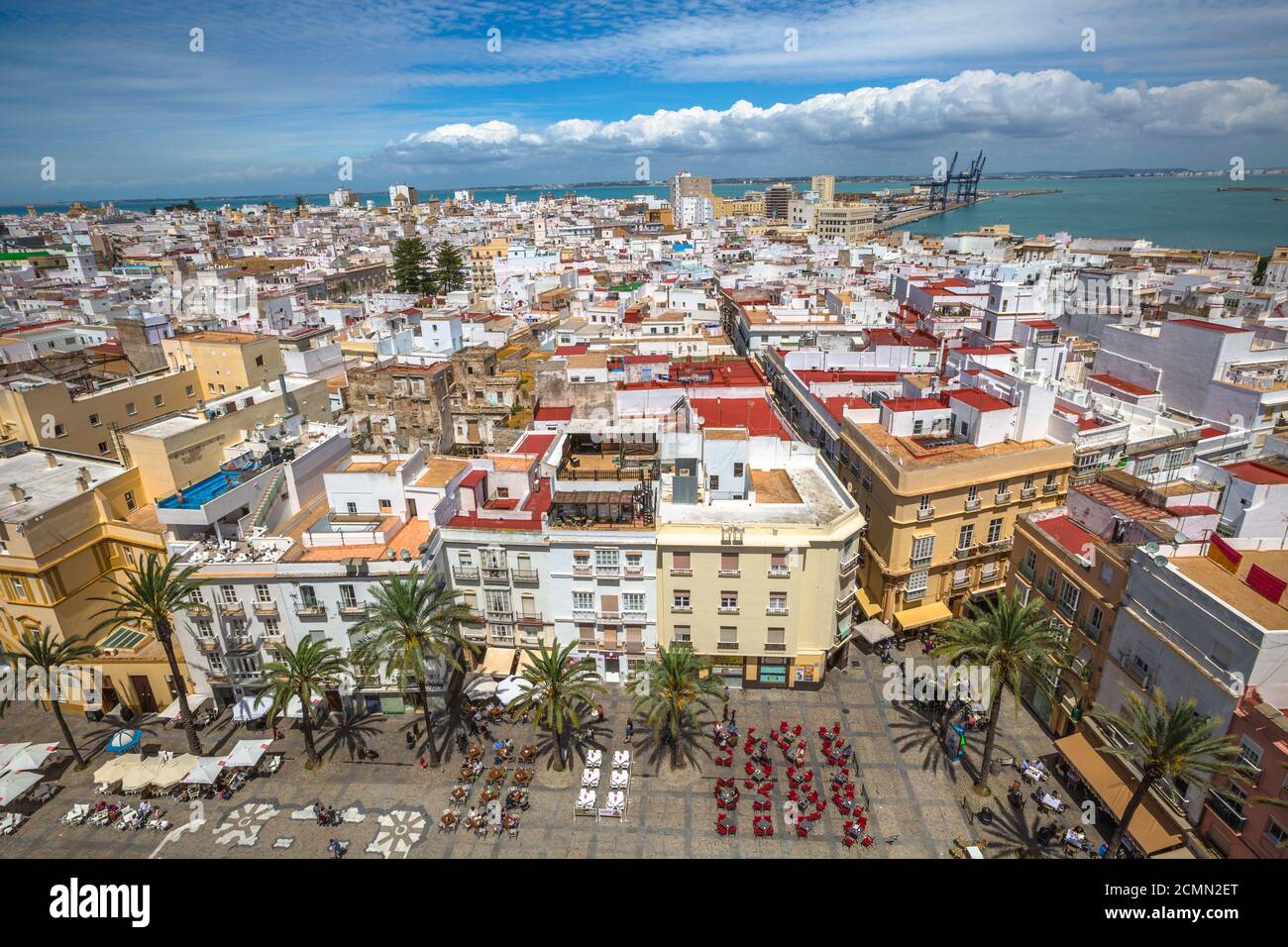 Cadice, Andalusia, Spagna - 21 aprile 2016: Vista aerea di Piazza Cadice in una giornata di sole presso la Cattedrale di Cadice, in spagnolo: Iglesia de Santa Cruz Foto Stock