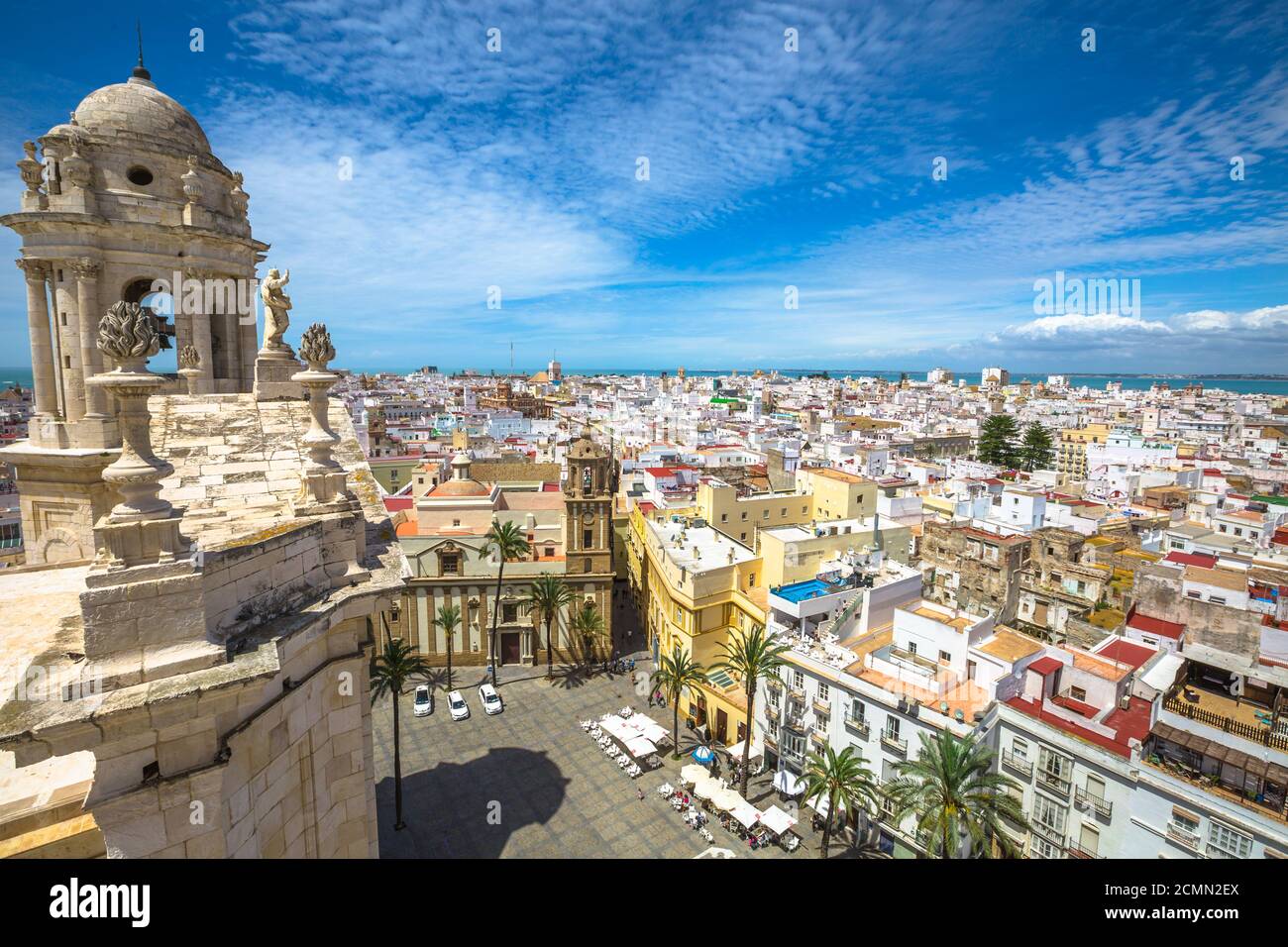 Cadice, Andalusia, Spagna - 21 aprile 2016: Piazza Cadice Vista aerea sulla Cattedrale di Cadice, in spagnolo: Iglesia de Santa Cruz, Cadice Foto Stock