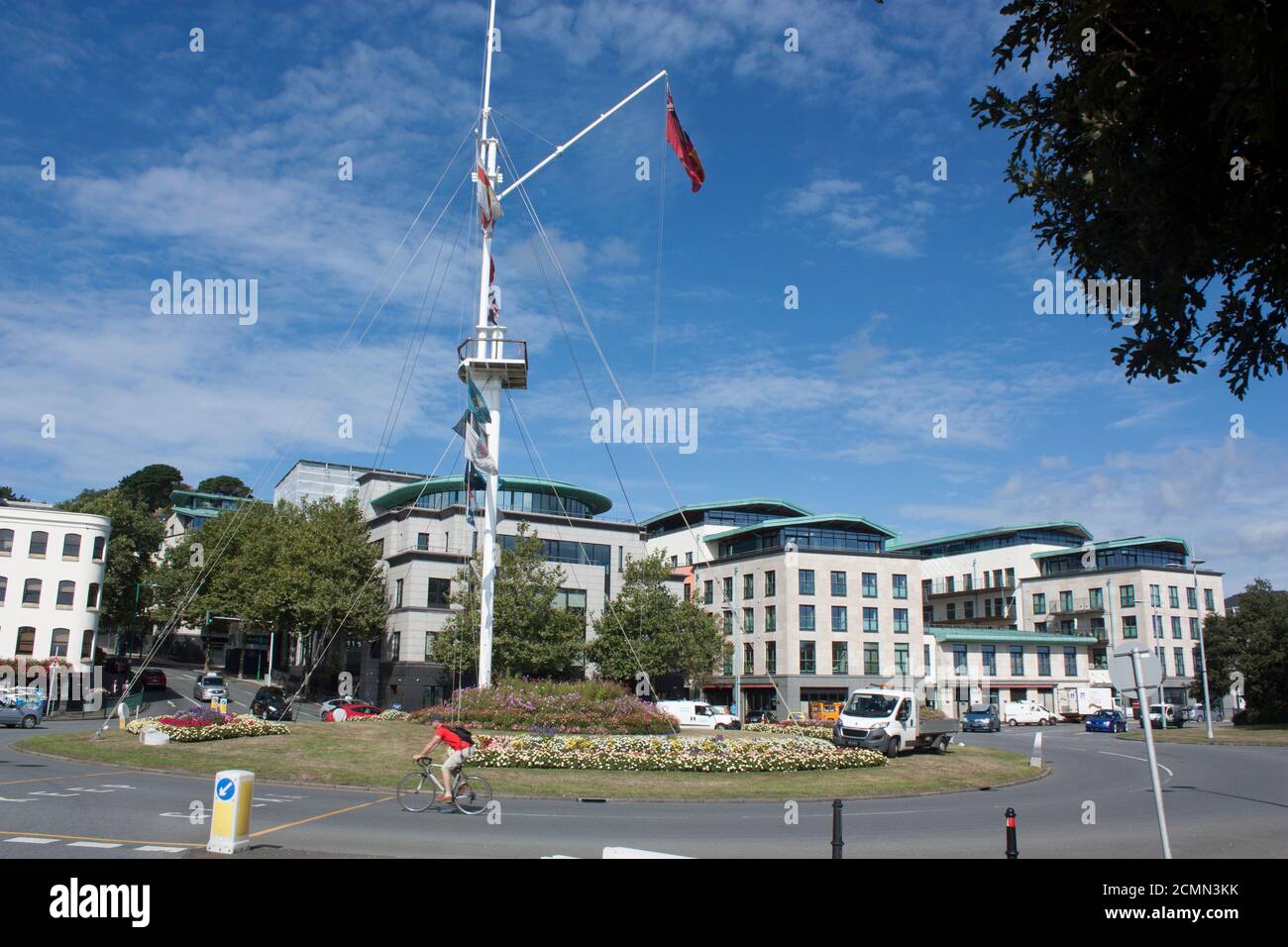 Isole del canale. Guernsey. Porto di San Pietro. Rotatoria con peschbridge, flagpole con Royal Terrace e Royal Bank Place. Foto Stock