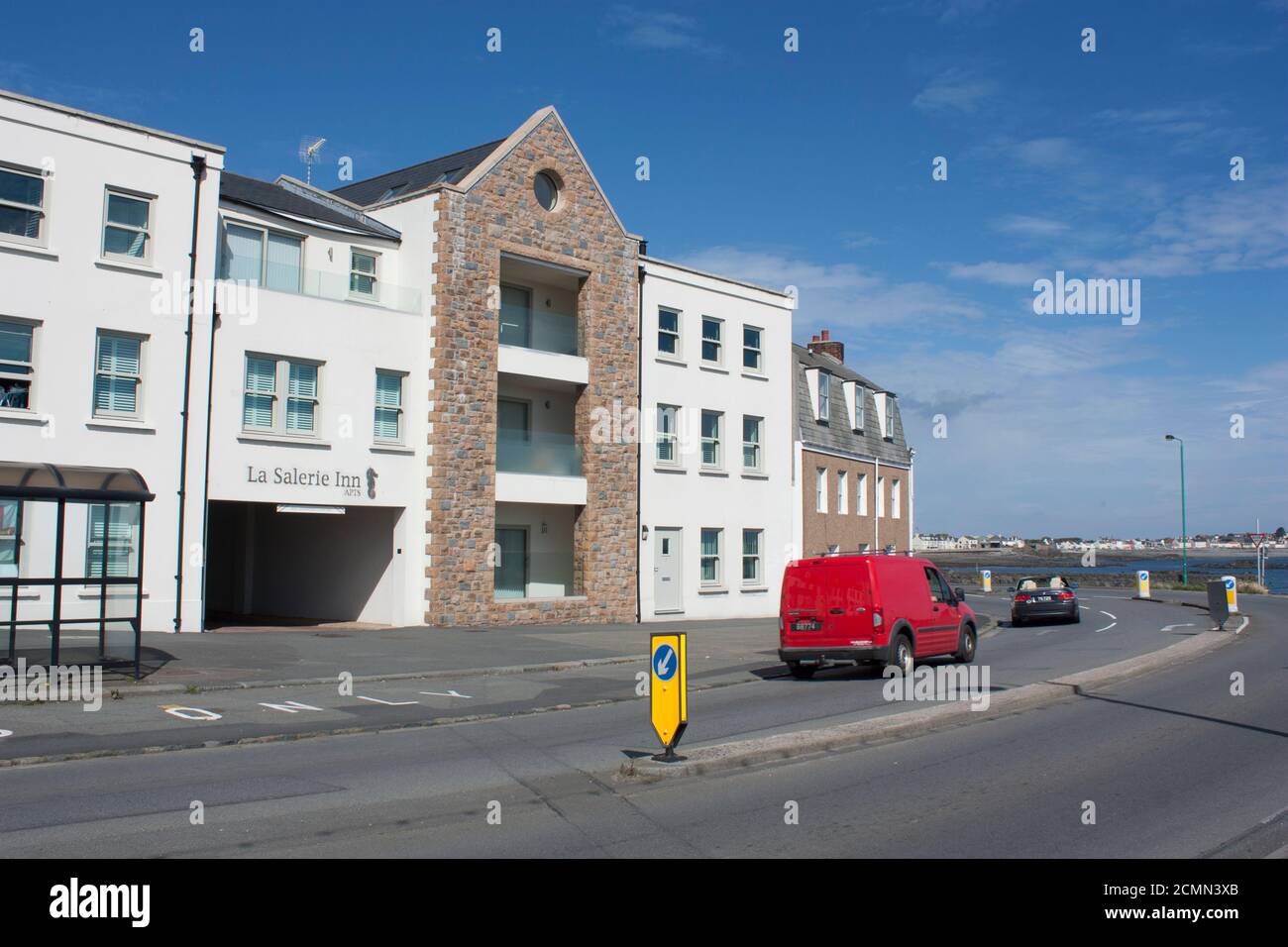 Isole del canale. Guernsey. Porto di San Pietro. La Salerie Inn Apartments edificio. Foto Stock