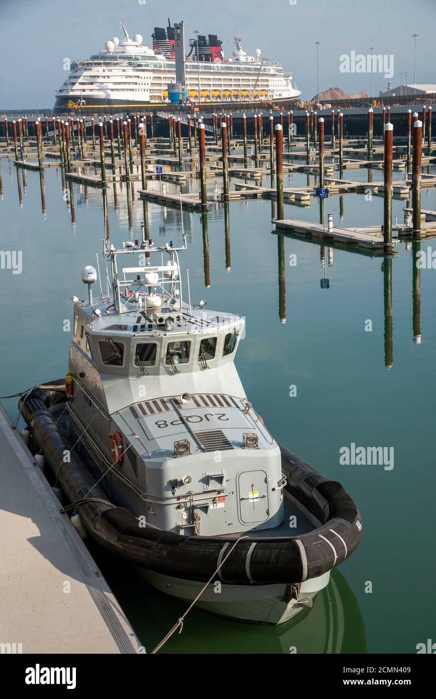 Dover, Kent, Inghilterra, Regno Unito. 2020. HMC Eagle una nave di pattuglia costiera della Border Force lungo il nuovo molo nel porto di dover. Foto Stock