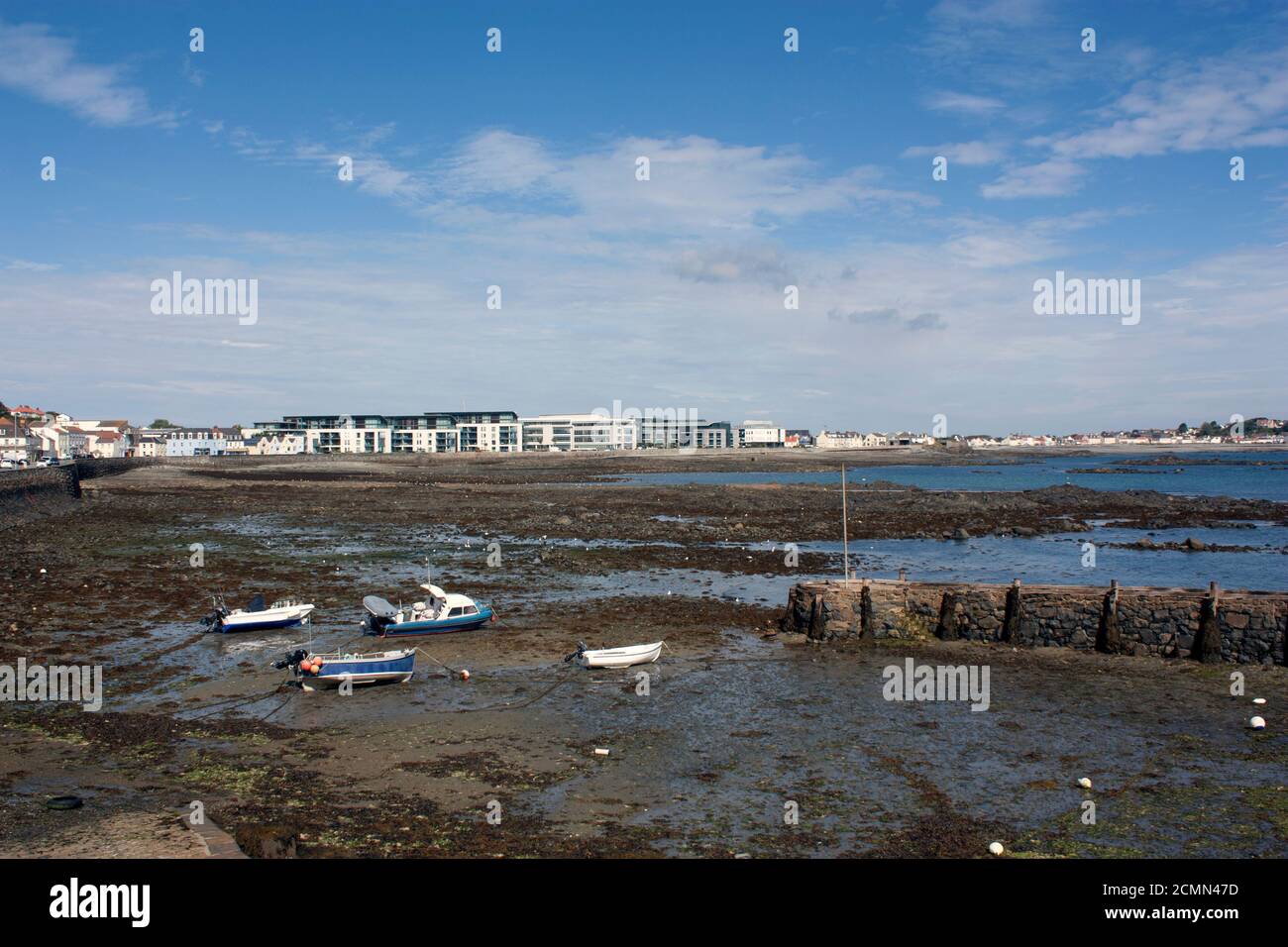 Isole del canale. Guernsey. Porto di San Pietro. Admiral Park con le barche del porto la Salerie e Belle Greve Bay con bassa marea. Foto Stock