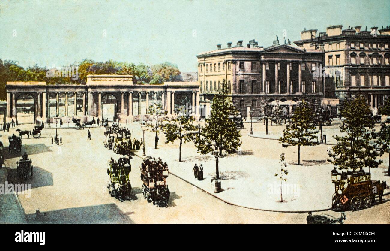 Una storia di omibus, lo schermo ionico, e Apsley House a Hyde Park Corner a Londra, Inghilterra, Regno Unito, tratto da una cartolina c.1906. Foto Stock