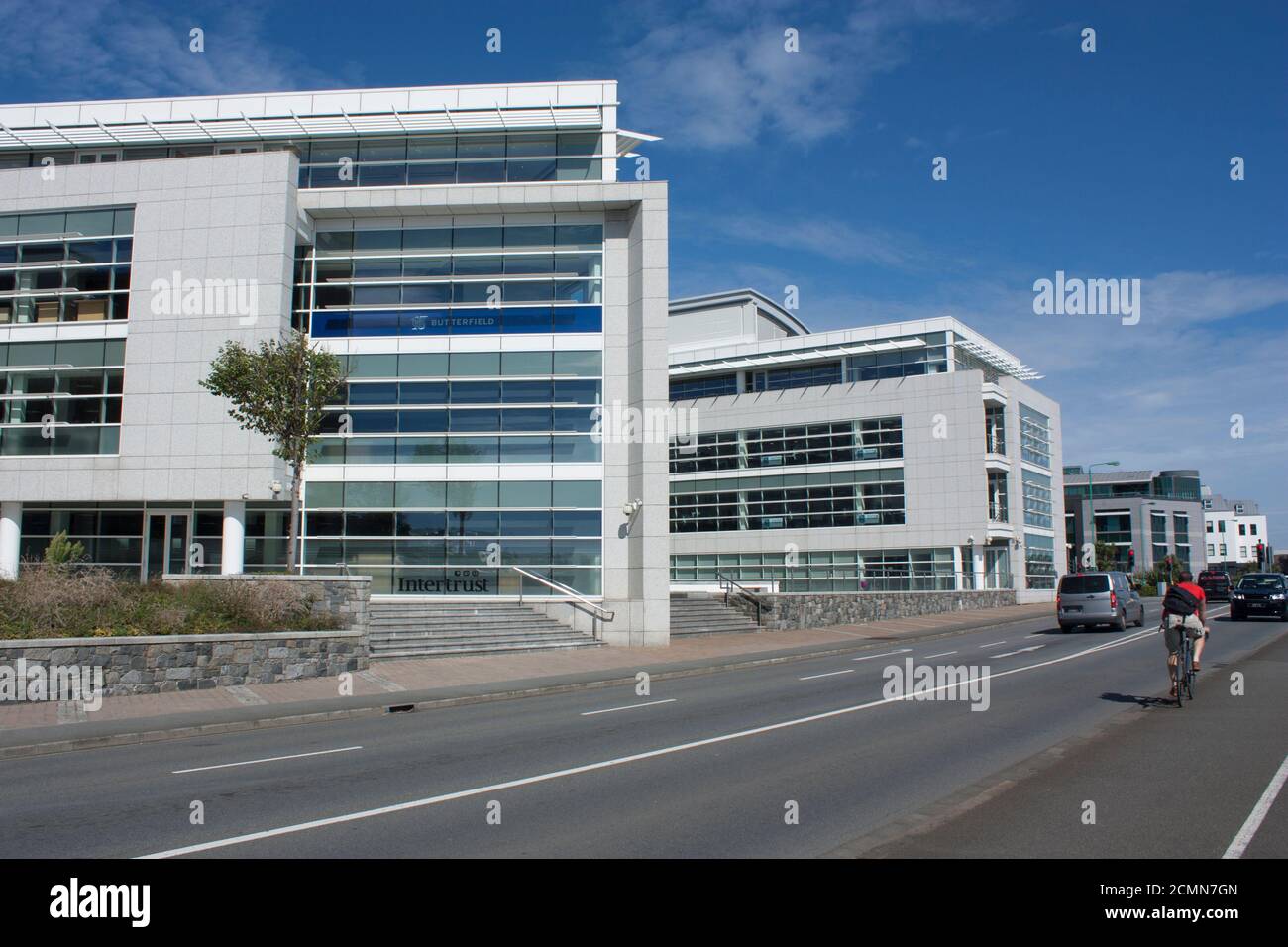 Isole del canale. Guernsey. Porto di San Pietro. St George's Esplanade. Martello Court e Dorey Court edifici commerciali. Foto Stock