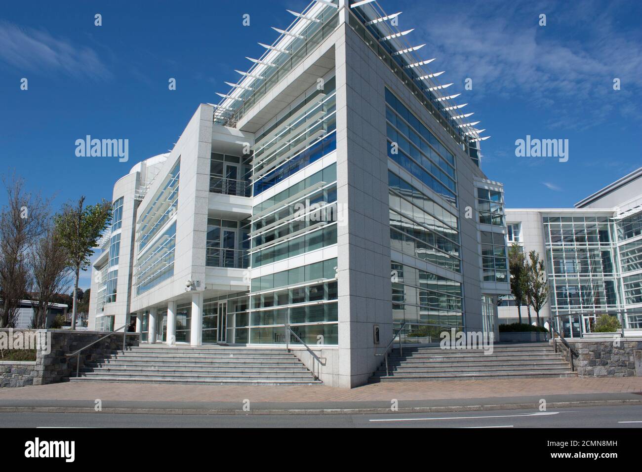 Isole del canale. Guernsey. Porto di San Pietro. St George's Esplanade. Palazzo commerciale di martello Court. Foto Stock