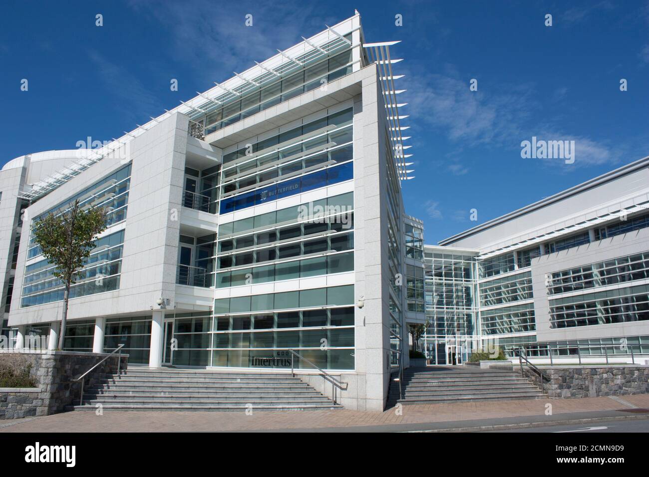 Isole del canale. Guernsey. Porto di San Pietro. St George's Esplanade. Palazzo commerciale di martello Court. Foto Stock
