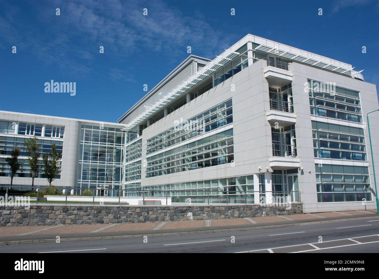 Isole del canale. Guernsey. Porto di San Pietro. St George's Esplanade. Edificio commerciale Dorey Court. Foto Stock