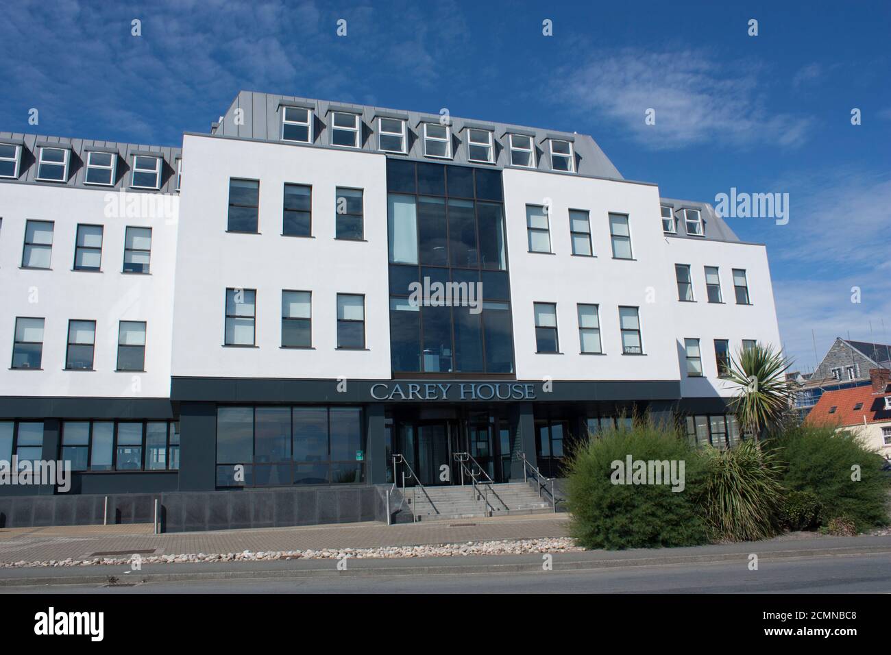 Isole del canale. Guernsey. Porto di San Pietro. St George's Esplanade. Admiral Park. Carey House. Foto Stock