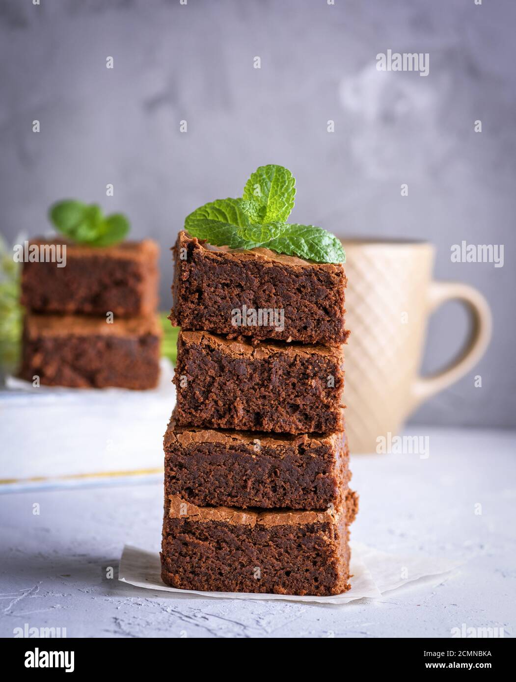 Pila di strati quadrati di cotto torta brownie Foto Stock