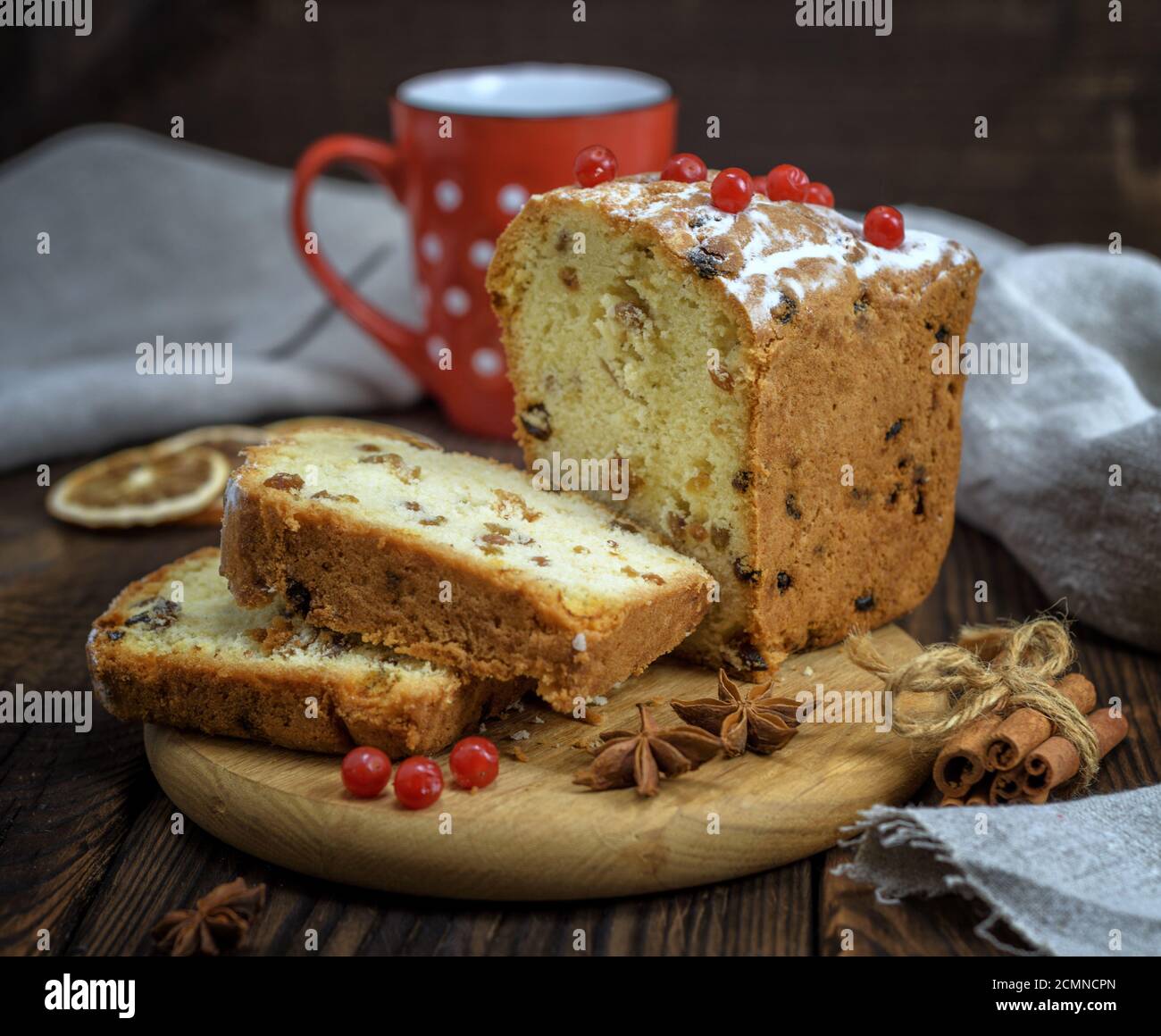 Cotta grande torta con frutta secca Foto Stock