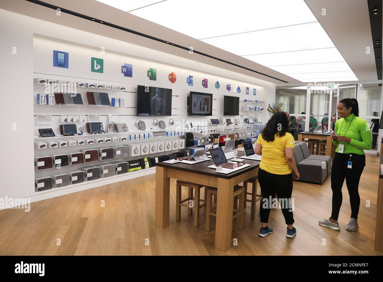 I dipendenti lavorano all'interno del nuovo negozio Oxford Circus di Microsoft prima della sua apertura a Londra, in Gran Bretagna, il 9 luglio 2019. Foto scattata il 9 luglio 2019. REUTERS/Simon Dawson Foto Stock