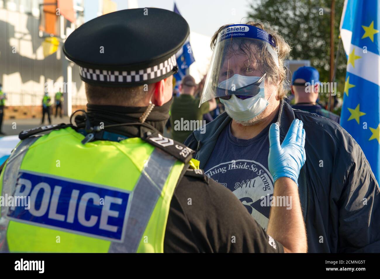 Glasgow, Scozia, Regno Unito. 17 Settembre 2020. Nella foto: Il gruppo pro-indipendenza All Under One Banner (AUOB) ha tenuto un raduno socialmente distanziato al di fuori del quartier generale della BBC Scotland. Gli attivisti hanno inizialmente pianificato una dimostrazione a George Square, ma hanno rilocato il rally all'esterno dell'edificio della BBC nel Pacific Quay a seguito della decisione della società di smettere di mostrare quotidianamente i briefing di Covid da Nicola Sturgeon. La BBC Scotland ha da allora affermato che continuerà a trasmettere i briefing del Covid di Nicola Sturgeon la prossima settimana. Credit: Colin Fisher/Alamy Live News Foto Stock