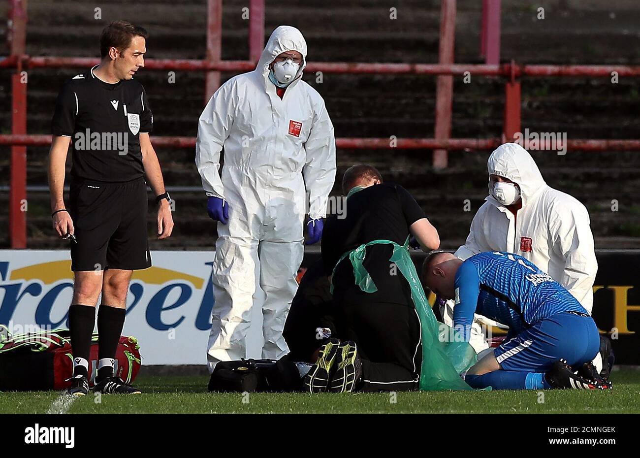 Il portiere del Quay Nomads di Connah, Lewis Brass (a destra), riceve un trattamento durante la UEFA Europa League, seconda partita di qualificazione al campo da corse, Wrexham. Foto Stock