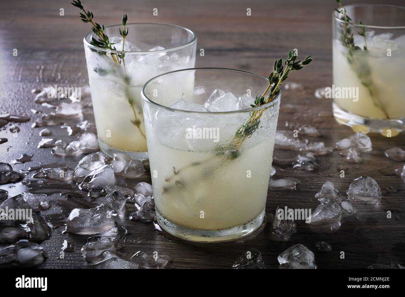cocktail a base di gin, succo di limone o succo di lime e note di timo. Coccolatevi con una r Foto Stock