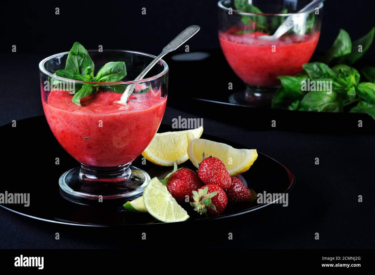 Frullati estivi di fragole con basilico, lime e miele, ricetta sana e rinfrescante. Un delizioso A. Foto Stock