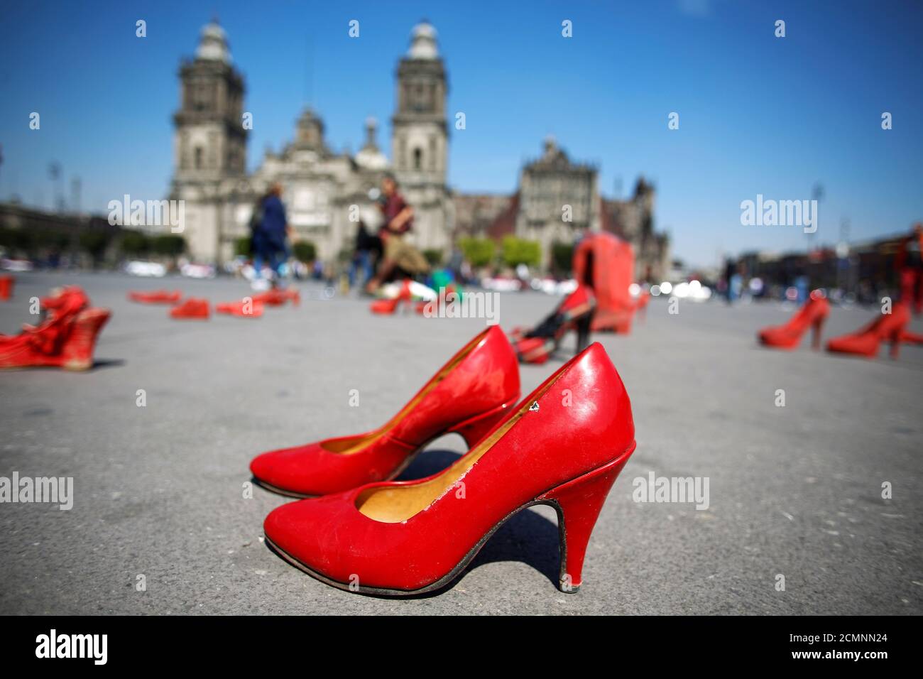 Coppie di scarpe rosse da donna, esposte dall'artista visuale messicano  Elina Chauvet per protestare contro la violenza di genere e il  femminicidio, sono raffigurate in piazza Zocalo a Città del Messico,  Messico,