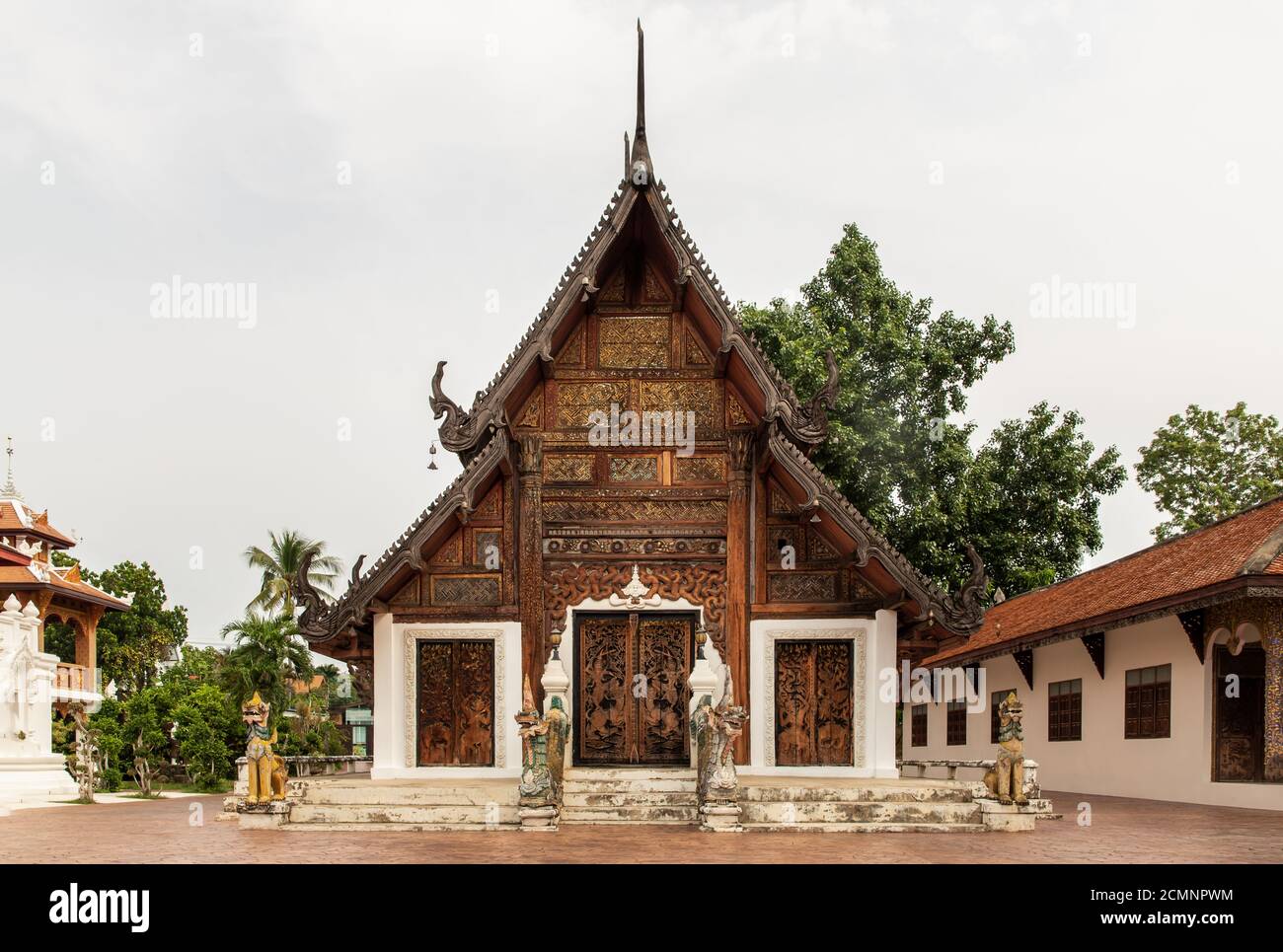 Tempio buddista di Wat Pratu Pong nella provincia di Lampang. Un antico tempio decorato con l'antica arte Lanna, fuoco selettivo. Foto Stock