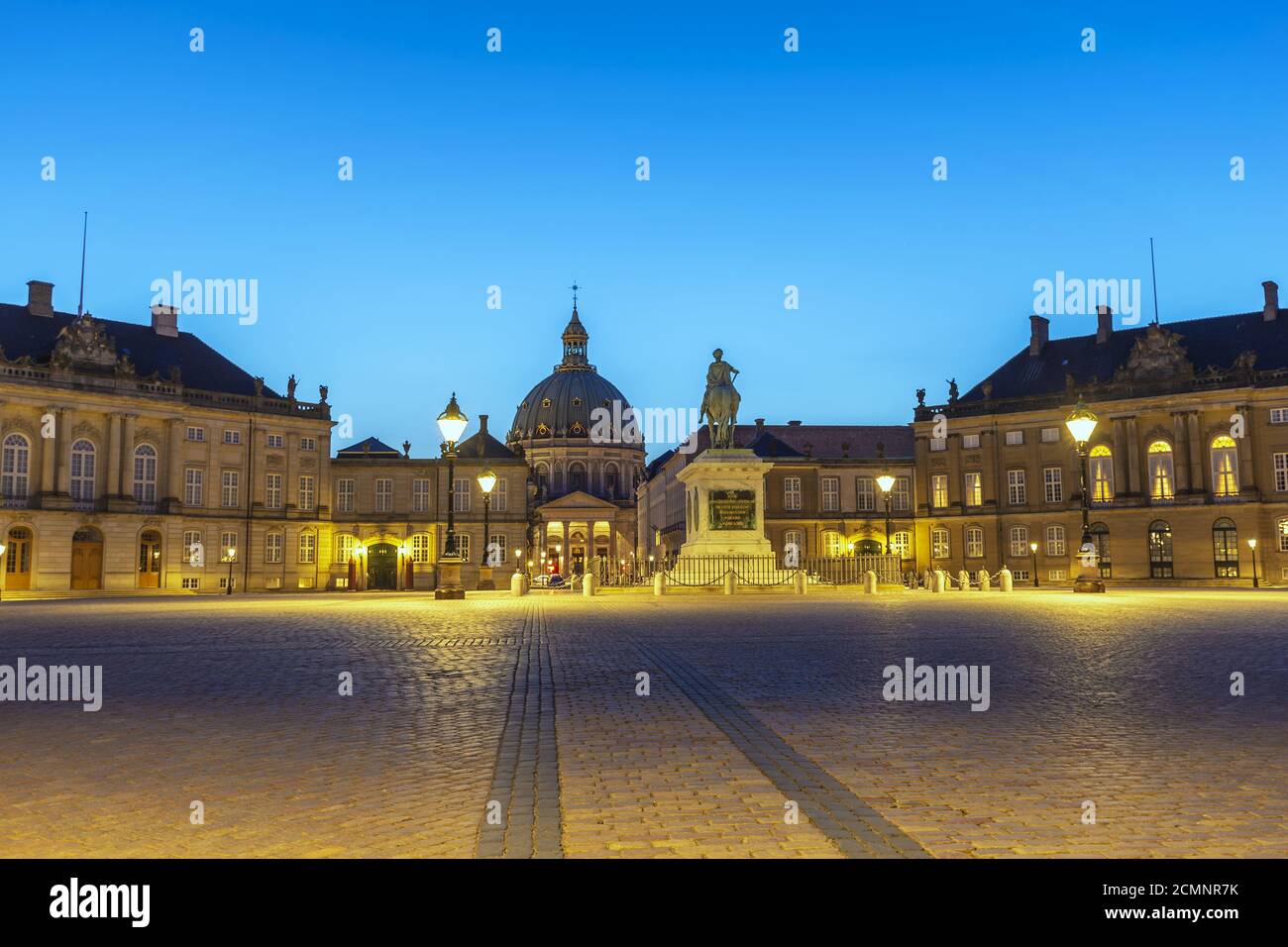 Notte di Copenaghen dello skyline della città presso il Palazzo di Amalienborg, Copenhagen DANIMARCA Foto Stock